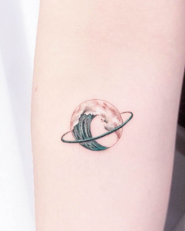 Il tatuaggio del pianeta delle onde di @vanilla__tattoo