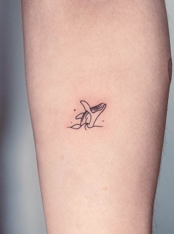 Piccolo tatuaggio minimalista a onde di @bro_tattooing