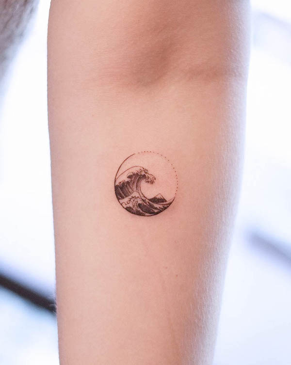 Tatuaggio con piccole onde di Kanagawa di @handitrip