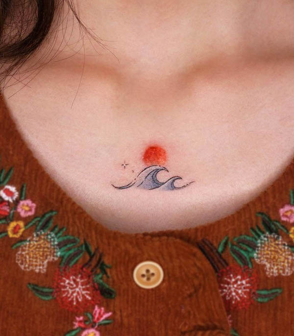 Tatuaggio del petto con sole e onde di @how8_tattoo