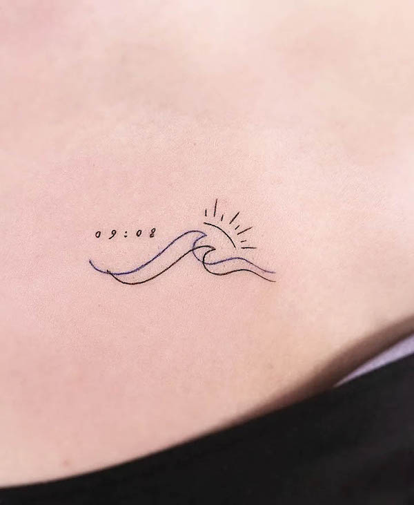 Tatuaggio semplice con contorno di onde di @gorae_tattoo
