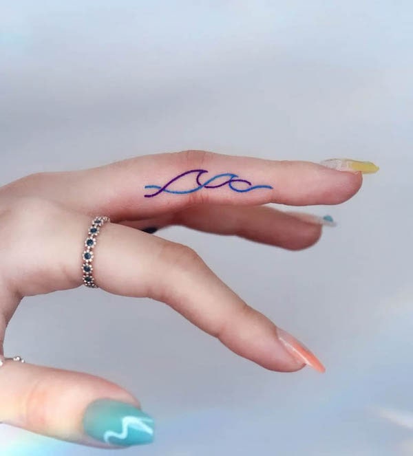 Tatuaggio con dito a onda semplice di @yujin_tattoo