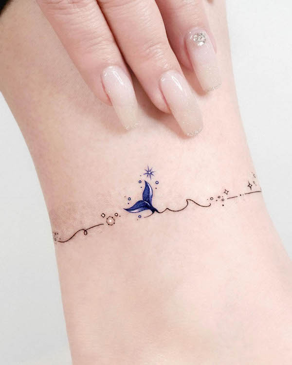 Cavigliera con balena e onde tatuata da @tattooist_solar