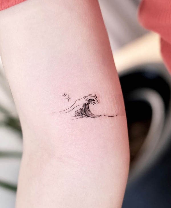 Semplice tatuaggio a onde nere e grigie di @cancho.mini
