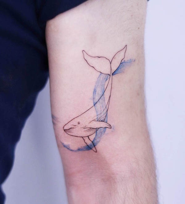 Tatuaggio acquerello con onde e balene di @citlo.ink