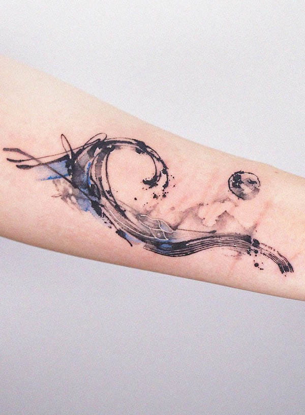 Tatuaggio sull'avambraccio a onde in stile schizzo di @rainisline