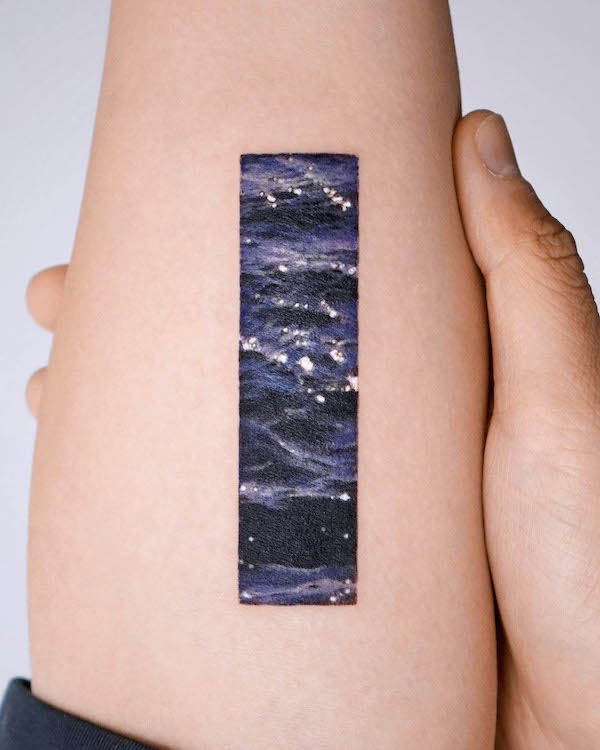 Tatuaggio a onde fotogeniche di @youngchickentattoo