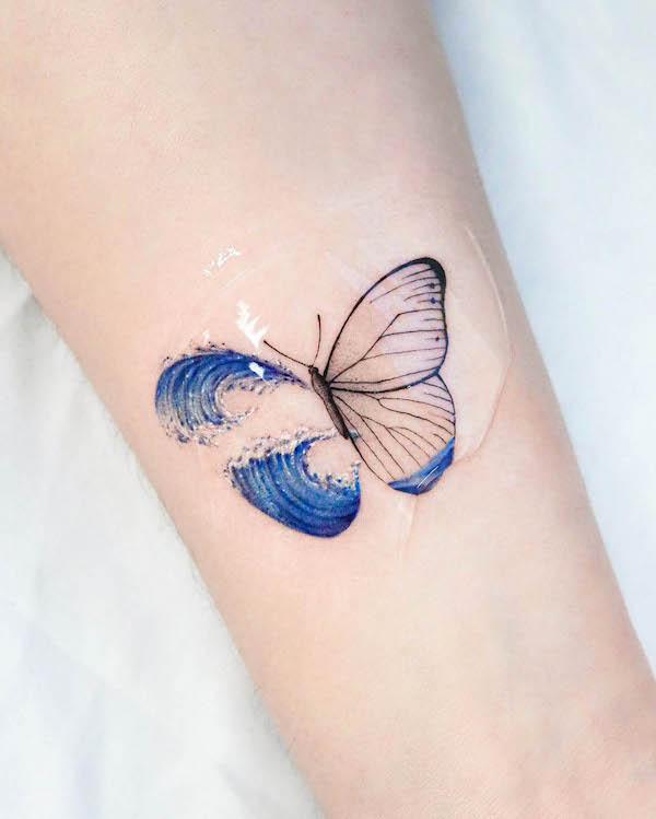 Tatuaggio Wave butterfly di @doublegray_seoul
