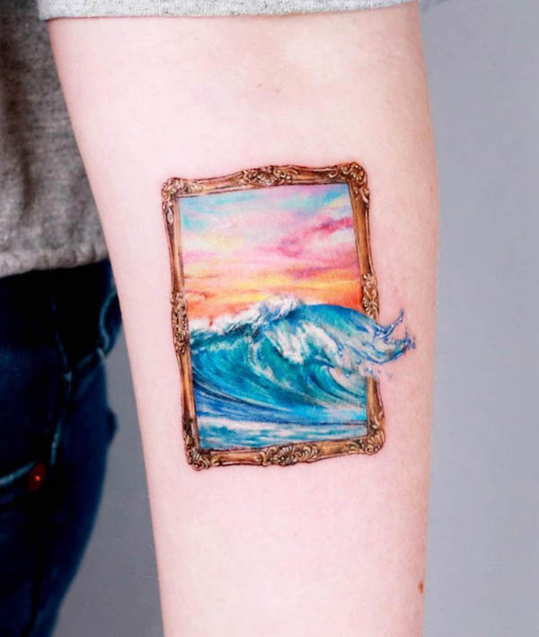 Tatuaggio con pittura a onde di @guseul_tattoo