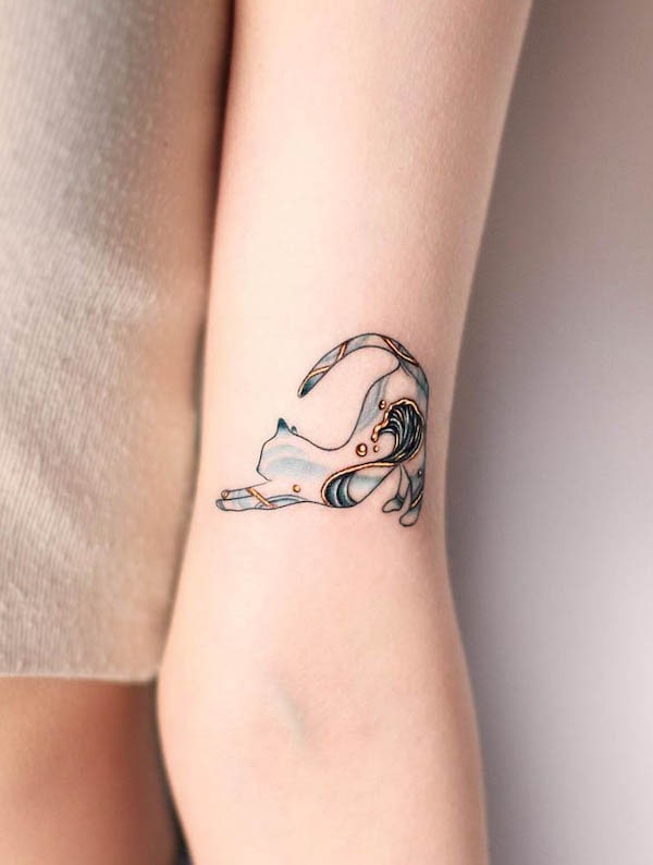 Adorabile tatuaggio con onda e gatto di @tattooist_toma