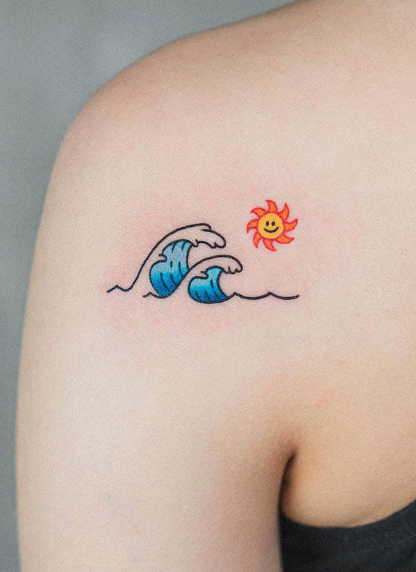 Tatuaggio carino con onde e sole di @bongkee