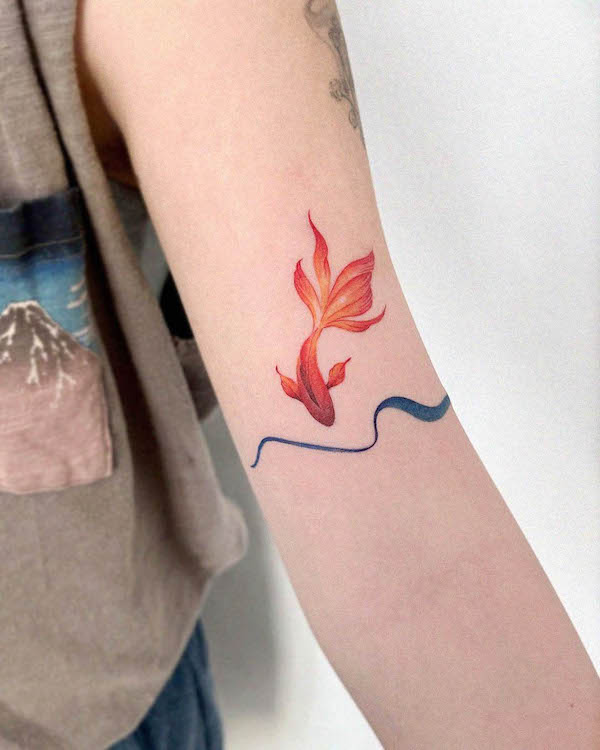 Tatuaggio con pesci Koi e onde di @e.hyang_.tattoo