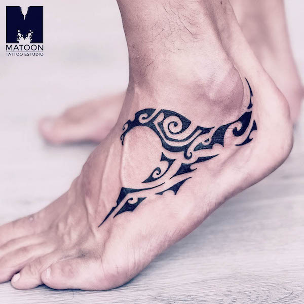 Tatuaggio tribale del piede a onda di @matoontattoo