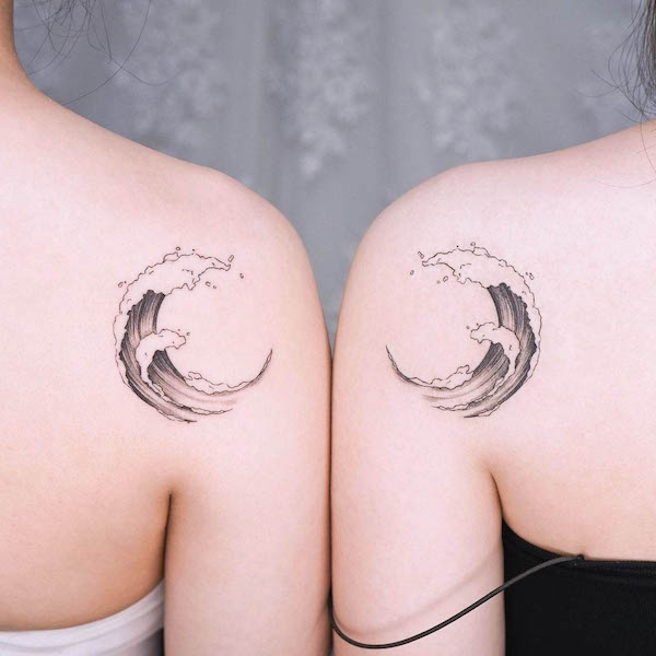 Tatuaggi a onde abbinate sulle spalle di @simya_tattoo