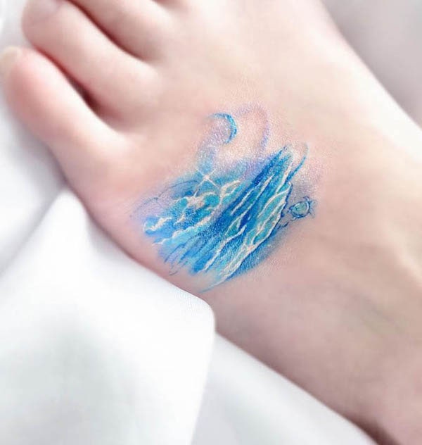 Tatuaggio del piede a onda realistica di @default_blue_tt