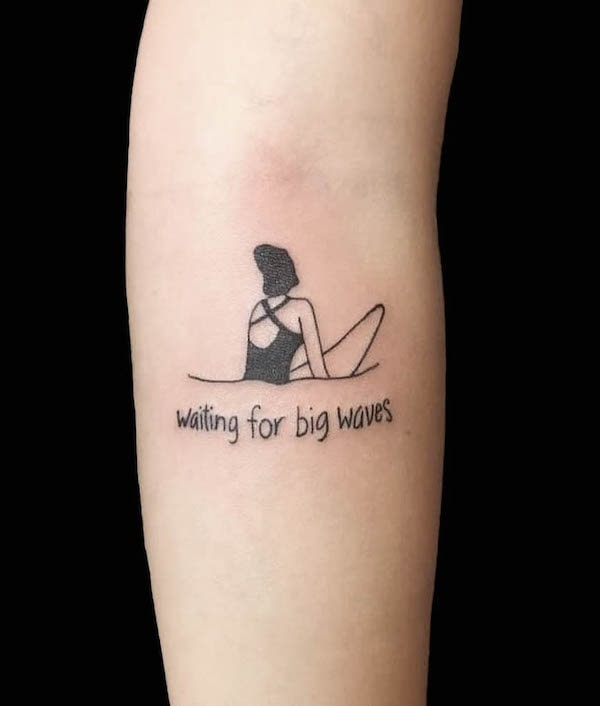 Tatuaggio carino di una ragazza che fa surf da @soar_tattoo
