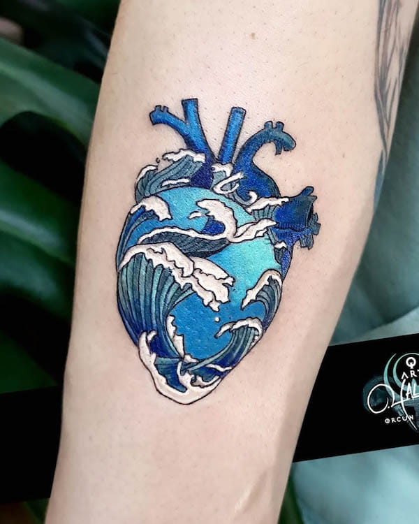 Tatuaggio giapponese con cuore a onde di @orcnyalcn