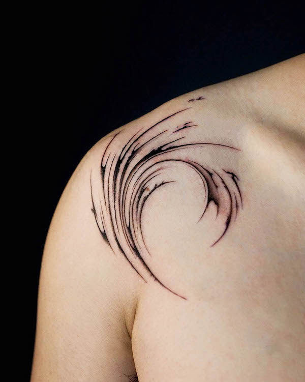 Tatuaggio a onde stilizzate sulla spalla di @tattooist.pado