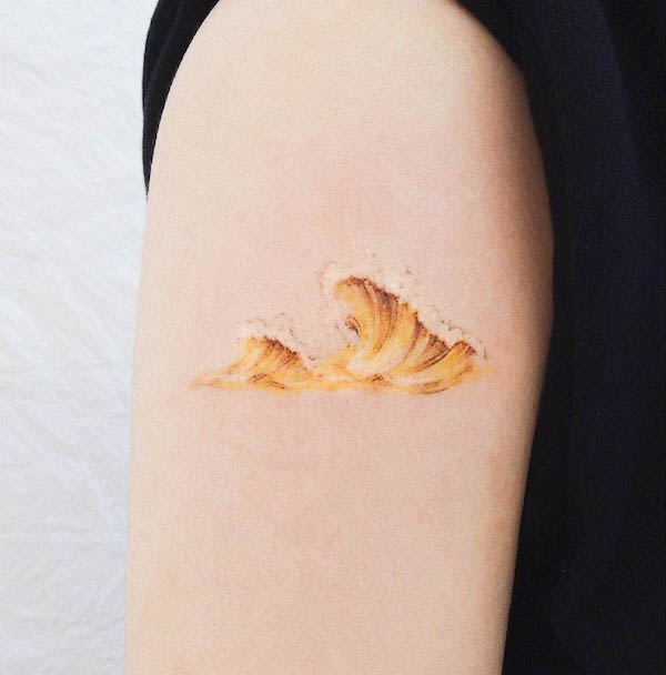 Tatuaggio con onda dorata di @yezottt