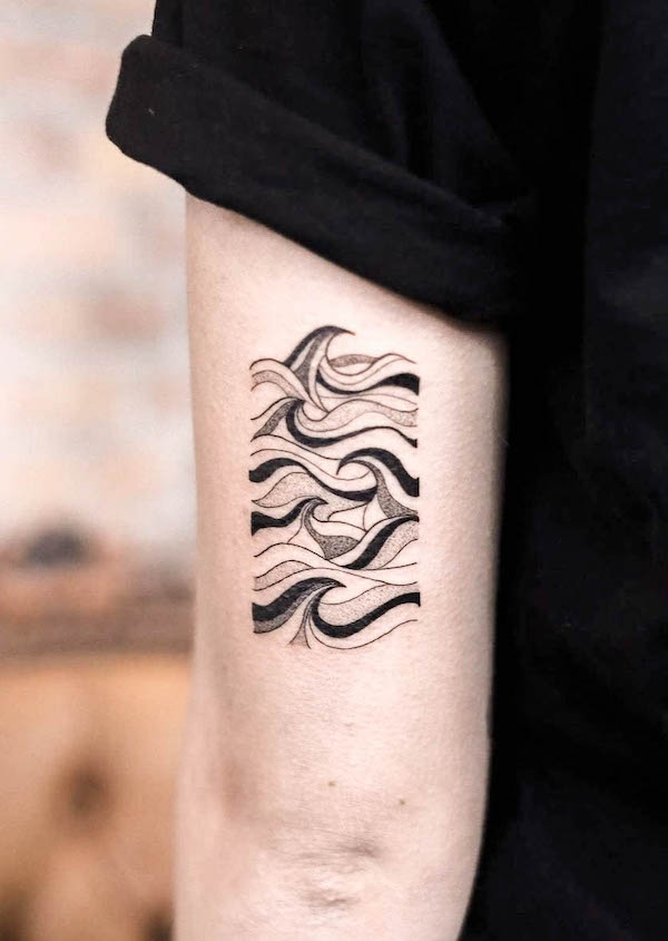 Tatuaggio con motivo a onde astratte di @krisontwerpt