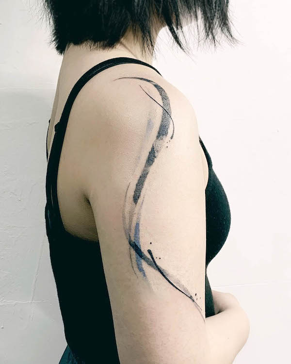 Tatuaggio astratto a onde in grassetto da @tteuntt