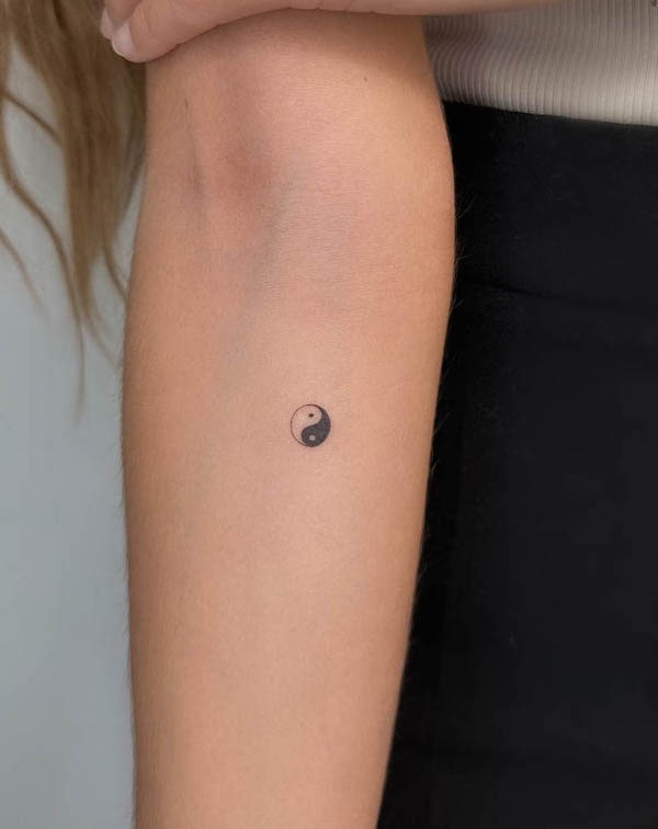 Piccolo tatuaggio yin yang sull'avambraccio di @muroxtattoo