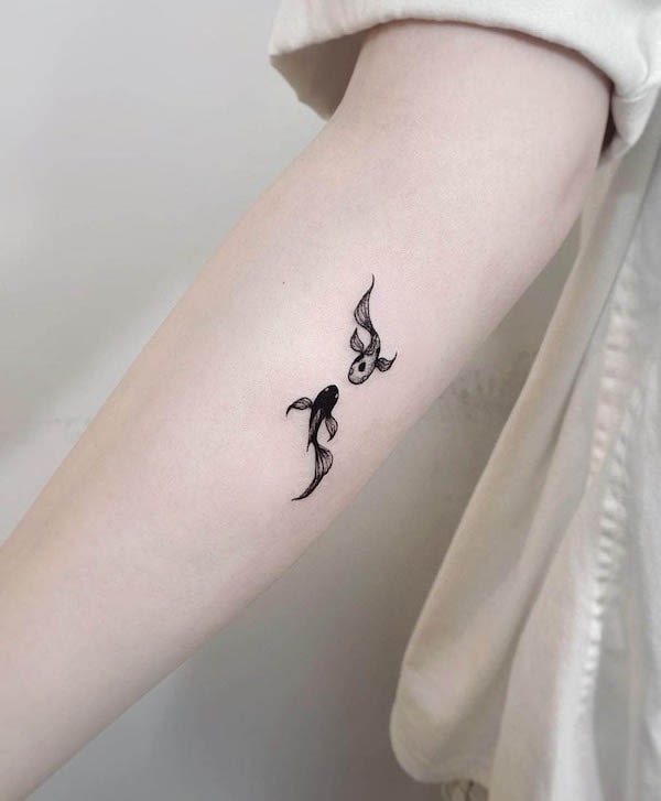 Tatuaggio di un piccolo pesce yin yang di @naleak_tattoo