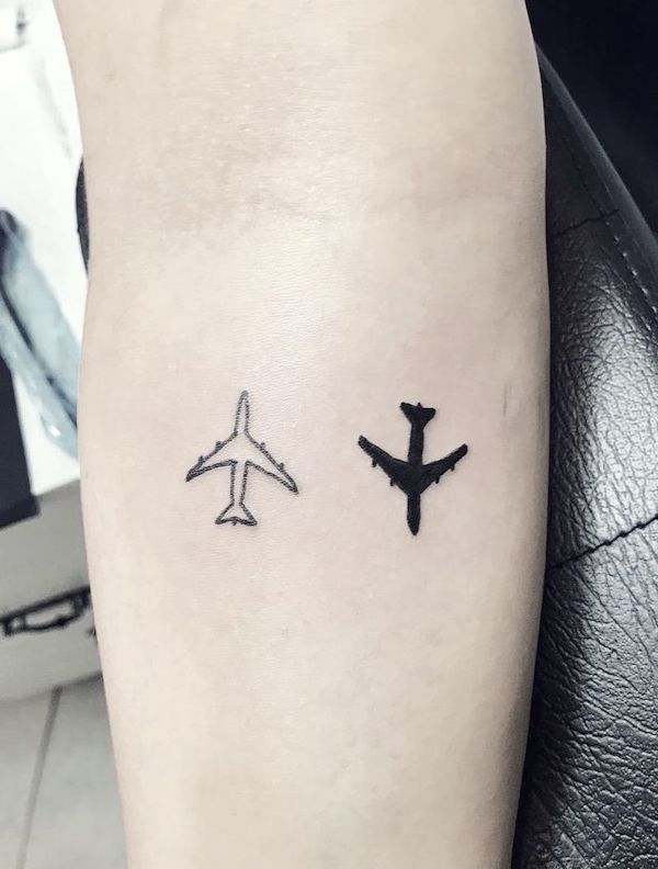 Tatuaggio di aeroplani in bianco e nero di @jperales.tattoo