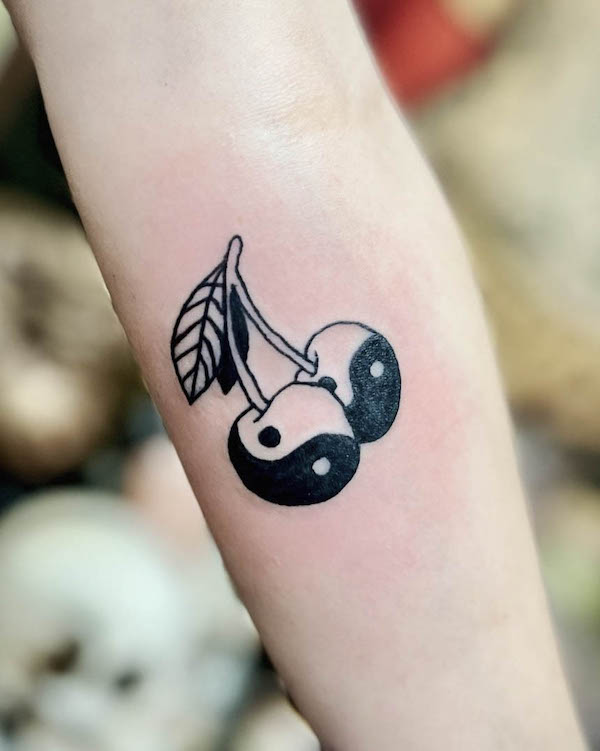 Tatuaggio creativo yin yang con ciliegie di @amberraboin