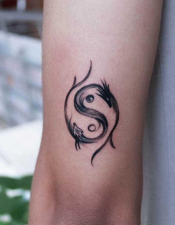 Tatuaggio semplice del drago yin yang di @dhanushtattoo_ahmedabad