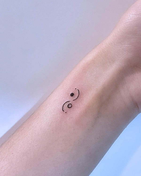 Tatuaggio da polso Tiny yin yang di @9.tattoo
