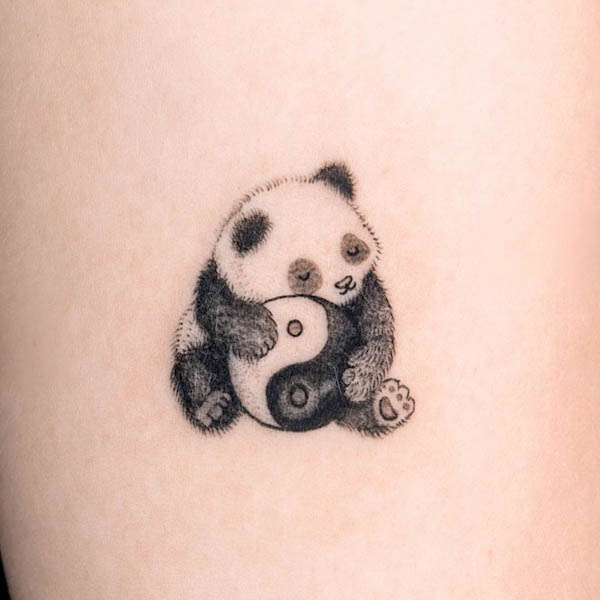 Tatuaggio carino del panda yin yang di @julie_art_tto