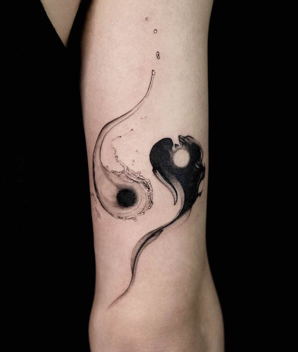 Tatuaggio yin yang con realismo dell'acqua e dell'inchiostro di @ink.feb24