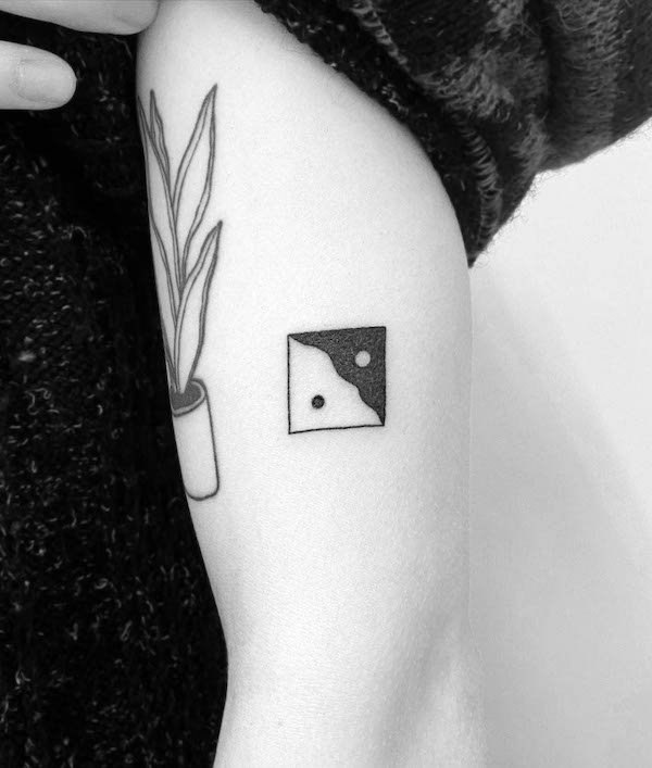Semplice tatuaggio quadrato yin yang di @doetanitattoer