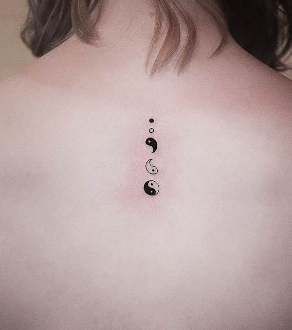 Tatuaggio sulla schiena con simboli yin yang di @chad_bolo