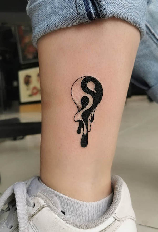 Tatuaggio alla caviglia Melting yin yang di @soff_carrillo