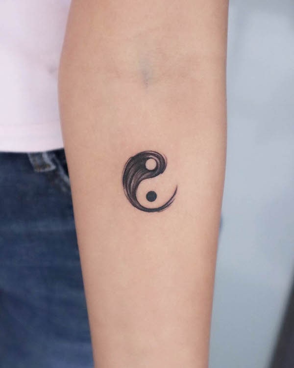 Tatuaggio minimalista yin yang di @zenspace_tattoostudio