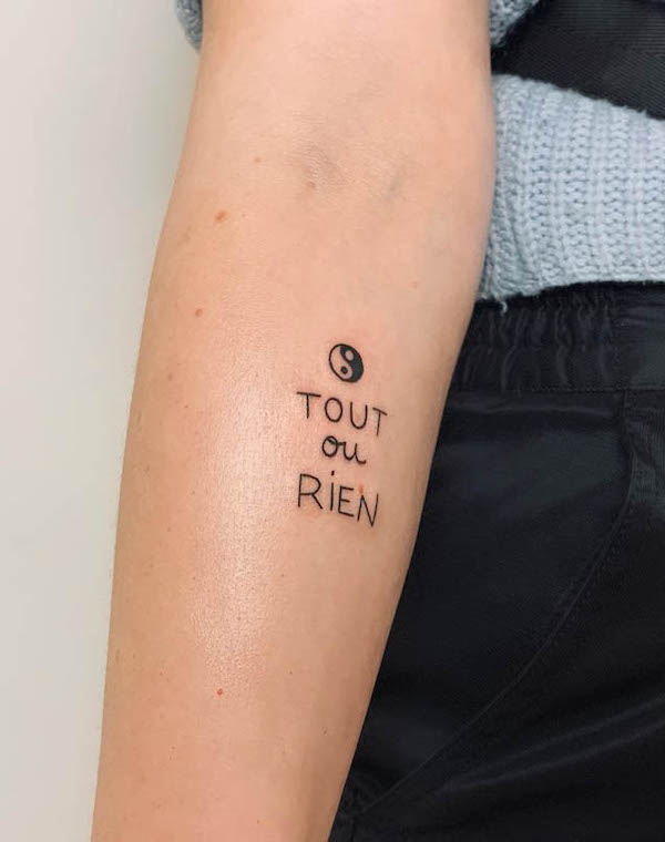 Tatuaggio con citazione con simbolo yin yang di @culottee.ttt