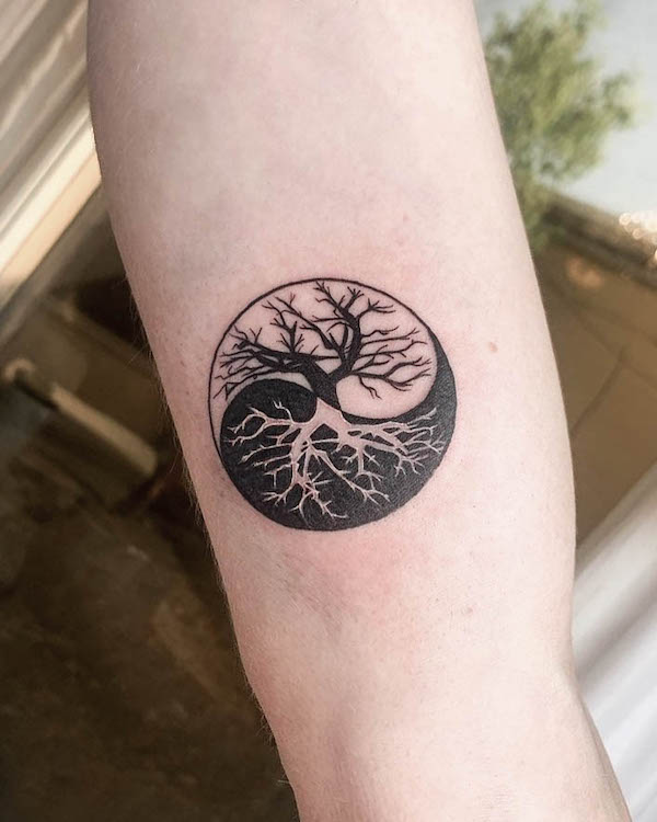 Piccolo tatuaggio dell'albero della vita yin e yang di @lilith.avery_.tattoo