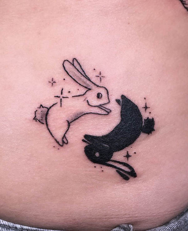 Tatuaggio coniglio yin yang di @zgeeytattoos