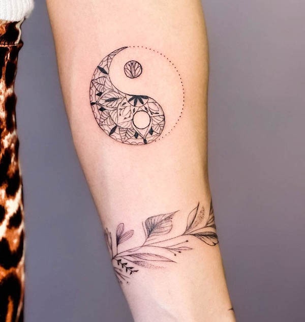 Intricato tatuaggio mandala yin yang di @carolinastattoo