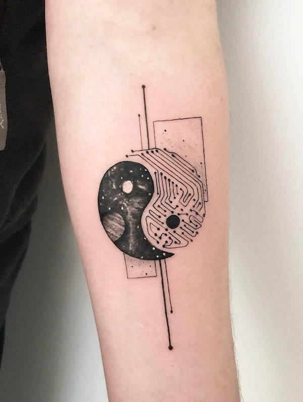 Intricato tatuaggio yin yang sull'avambraccio da @unyk.tattoo