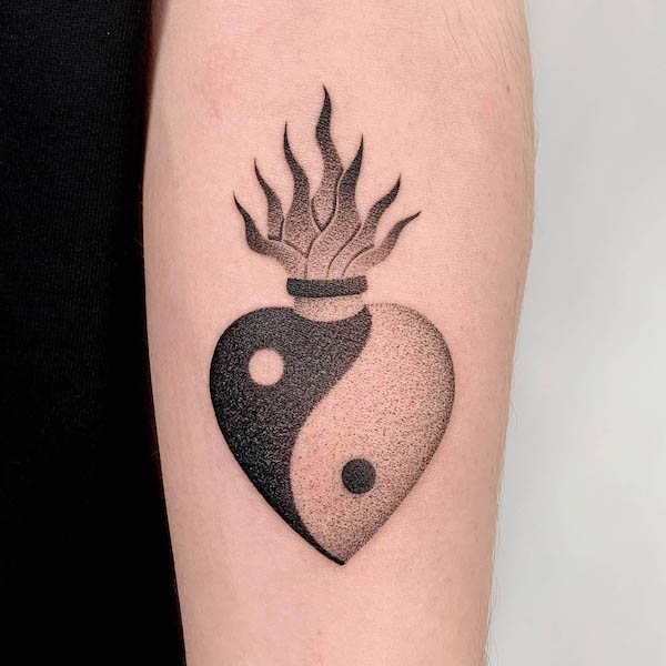 Cuore sacro Yin yang di @velco.tattoo
