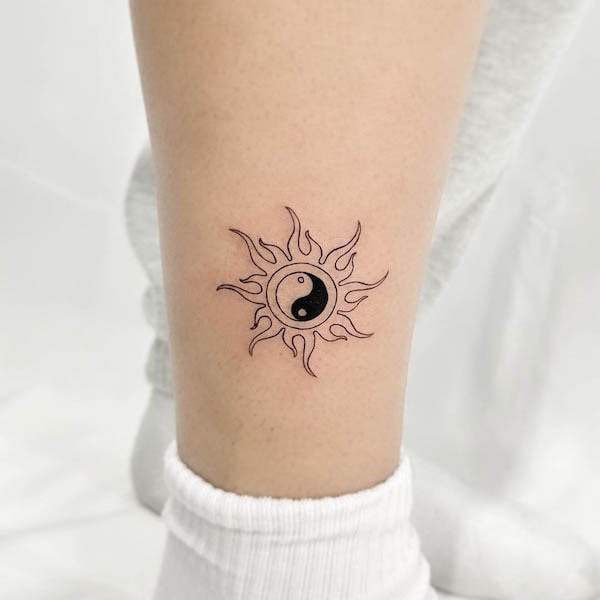 Tatuaggio del sole Yin yang di @lazybones_tattoo