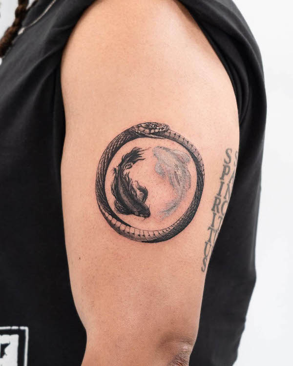 Tatuaggio con pesce koi e ouroborus di @mischieftattoonyc