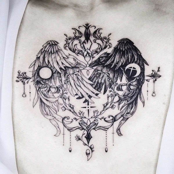 Tatuaggio Yin yang raven sul petto da @nolgida.tattoo