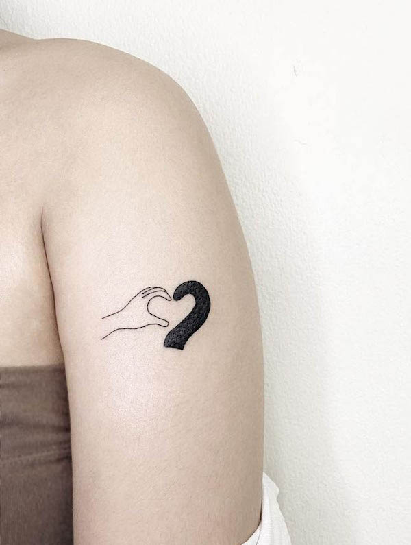 Tatuaggio a forma di cuore yin yang di @pett.on_ ink