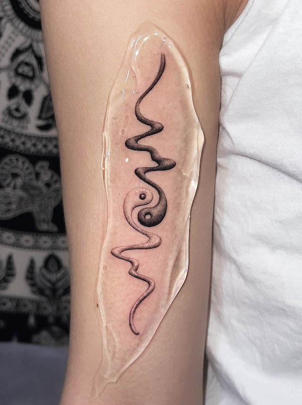 Tatuaggio unico del braccio yin yang di @37.2_tattoo