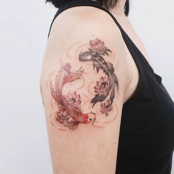 Tatuaggio di loto yin yang e pesce koi di @ciel_tattoos