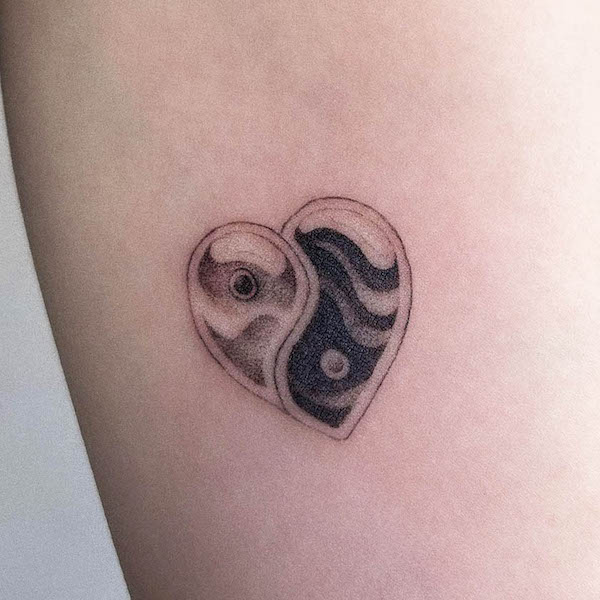 Tatuaggio a cuore Yin yang di @syctattoo
